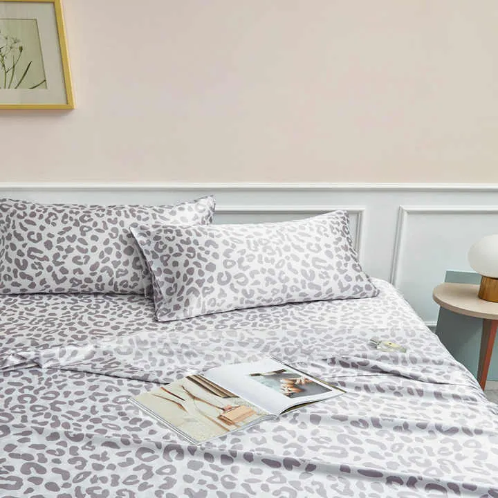 طقم ملاءة سرير من البوليستر بطبعة رقمية بنقشة جلد الفهد، طقم فراش من أربع قطع Leopard Print Polyester Bed Sheet Set, 4 Piece Bedding Set
